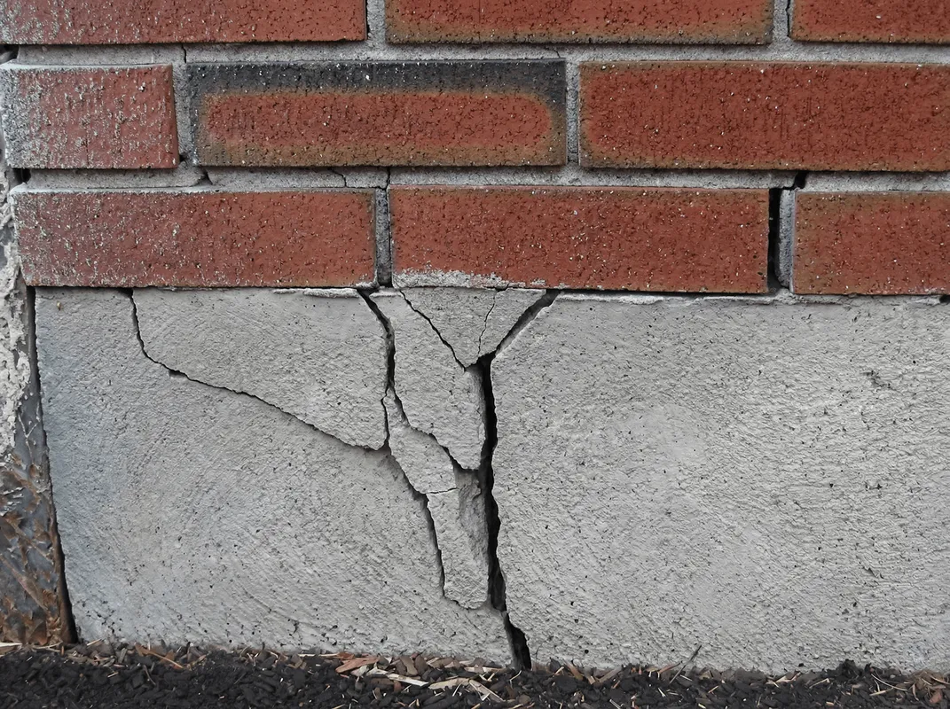 Concrete foundation with serious structural damage in Syracuse, NY